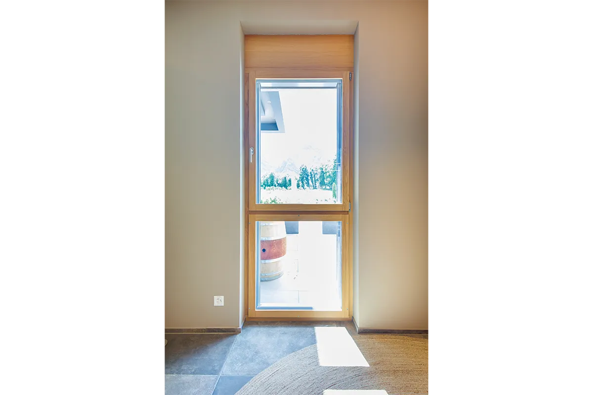 Innenansicht eines modernen Fensters mit Blick nach draußen in Oberwallis.