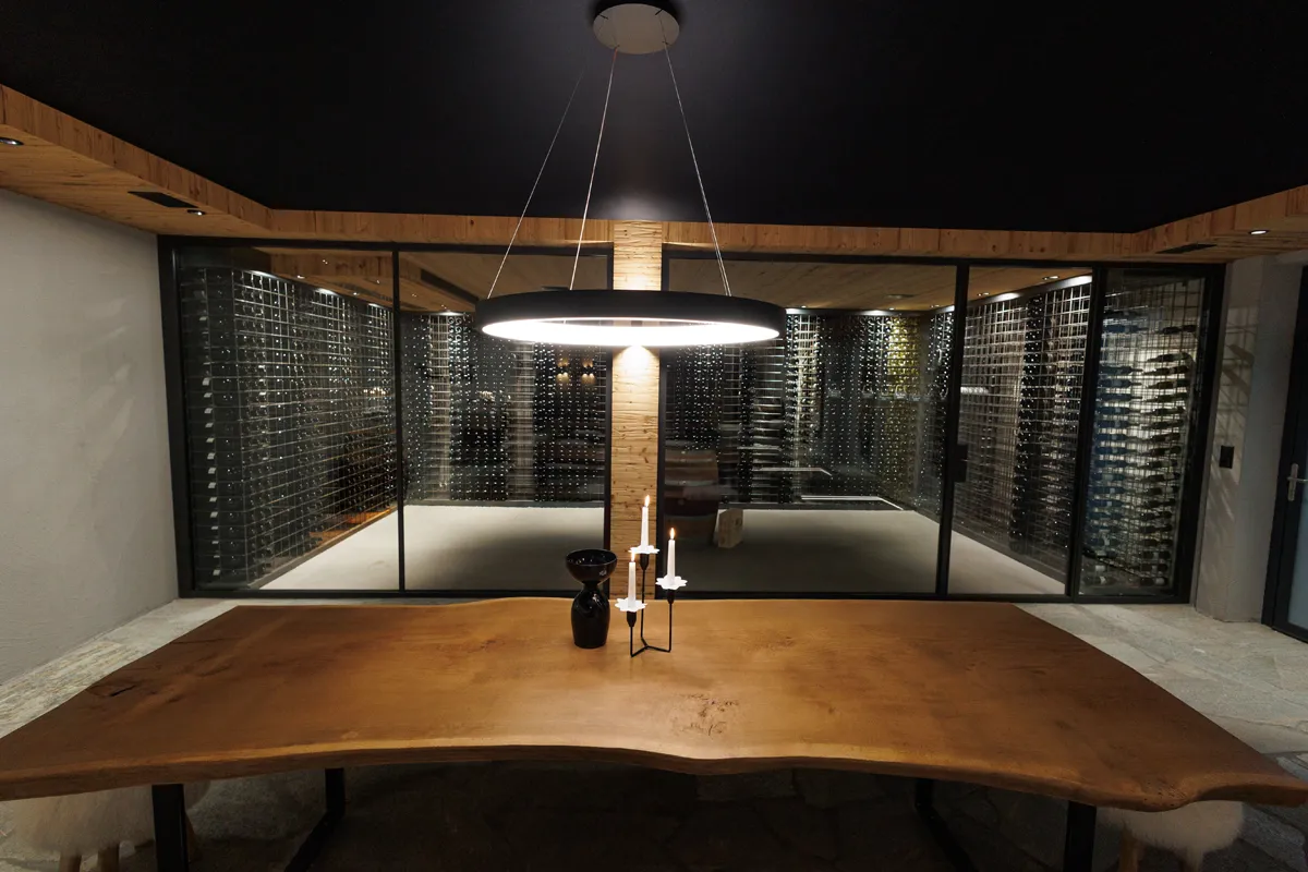 Innenansicht einer Weintheke mit Glasregalen und Holzdecke in einer Schreinerei im Oberwallis.